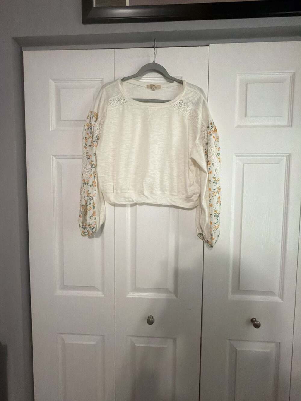 Chelsea & Violet Women's Cream Crop Top with Floral Balloon Sleeves